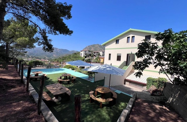 Hostal con habitaciones con vistas al mar y baño privado, terraza y pinar