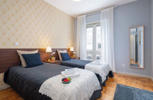 HostWise - Elegant Modern Flat w/ Balcony