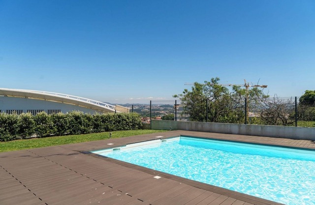 HostWise – Studio w/ Balcony, Pool and Gym | Antas