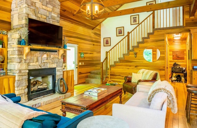 Mountain Retreat Waterfalls Hiking Kayaking and White Water Rafting AWD or 4WD recommended