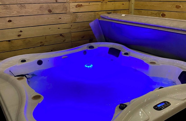 Hot tub! 2Mins 2Base Clean & Cozy Sleeps 6. Near beaches