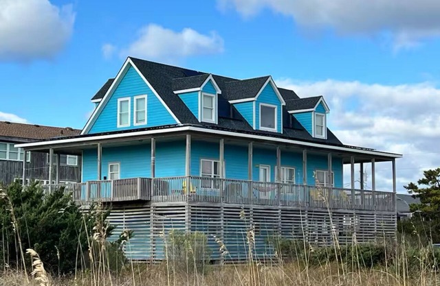 Hot Tub / 5 BR / 4.5 Bath / Steps to the beach