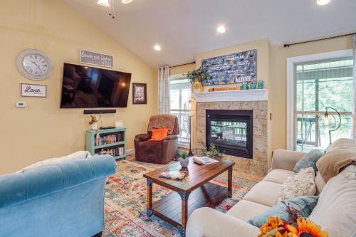 Hot Tub and Scenic Deck! Spacious Cookeville Retreat