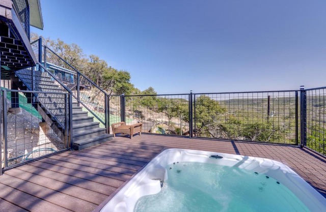 Hot Tub, Boat Ramp Cabin Close to Canyon Lake