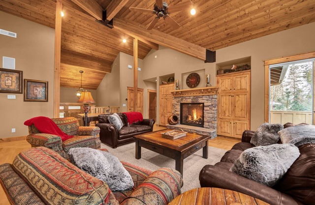 4 Bedroom, Split Level Home with Two Living Areas and Foosball - Wallowa 22