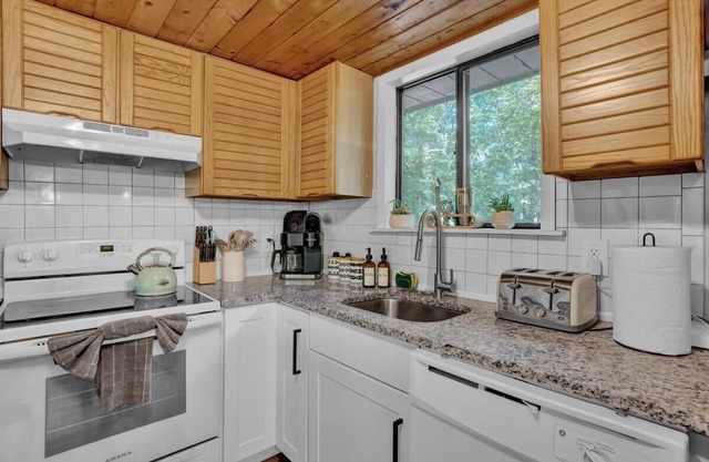 Hot Tub, Game Room, Fireplace, Mins to Ski, Pets