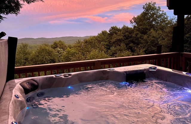 HOT TUB, LONG RANGE VIEWS, 6 Bedrooms, Sleeps 15!! GAME RM