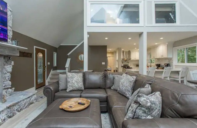 Hot Tub - Massage Chair - Game Room - Fenced Yard