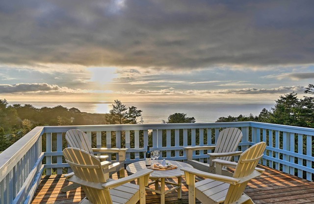 'Pacific Coast House' w/ Private Hot Tub!