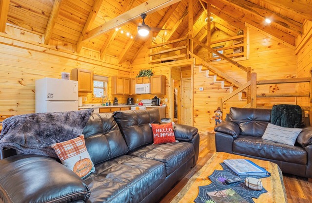 Hot Tub -Pet Friendly -Arcade & Corn Hole-Dock Access w/ a Canoe & Paddle Board