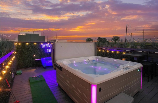 Hot Tub & Rooftop Views - Twang Town Terrace