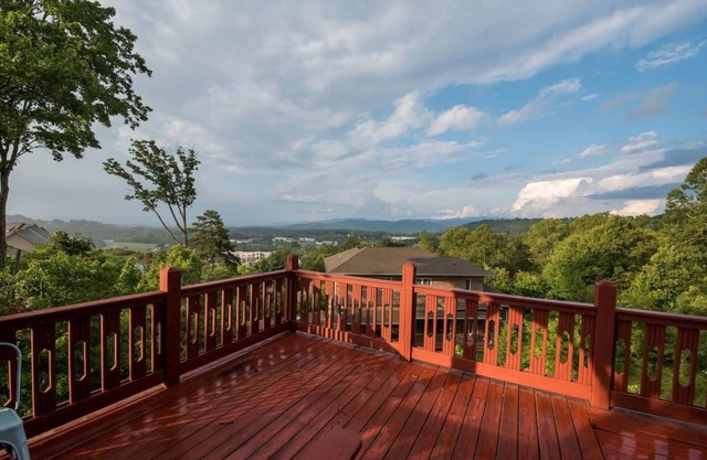 Hot tub/sauna with mountain views minutes from downtown
