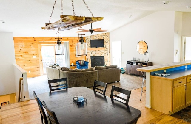 Hot Tub! Spacious & Relaxing! Child/Dog Friendly! Close to all the Fun!