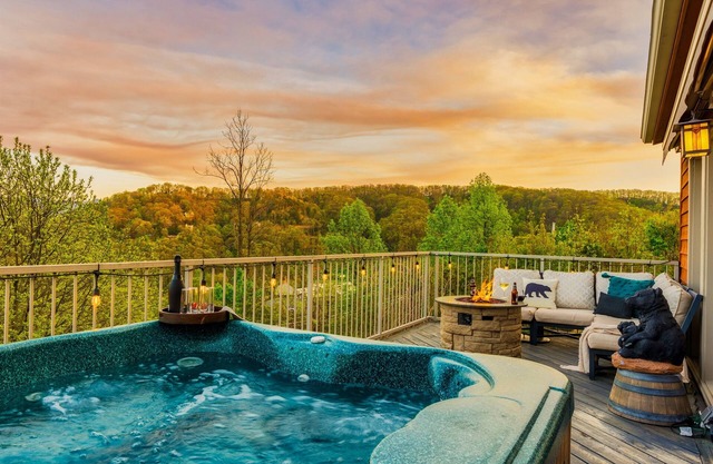 Hot Tub w/ Gorgeous Views - King Bed - EV Charger