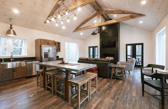 Hot-Tub/Wifi/Fireplace - Honeysuckle Bridge