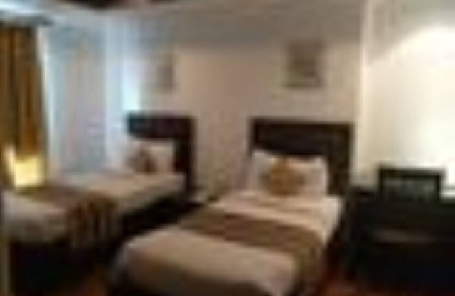 Hotel Aaron Castle (Un hogar lejos del hogar)