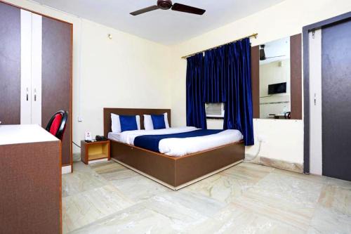 Hotel Blue Moon Near Station With Free Net & Parking Services