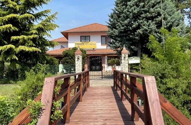 Apartamento vacacional en una pensión con balcón, panorama y desayuno