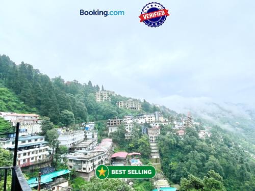 HOTEL USHA PALACE ! MUSSOORIE होटल उषा पैलेस ஹோட்டல் உஷா பேலஸ் હોટેલ ઉષા પેલેસ ਹੋਟਲ ਊਸ਼ਾ ਪੈਲੇਸ near mall road hotel-with-mountain-view Spacious-Room-with-wi-fi-and-Parking-availability, best hotel in Mussoorie