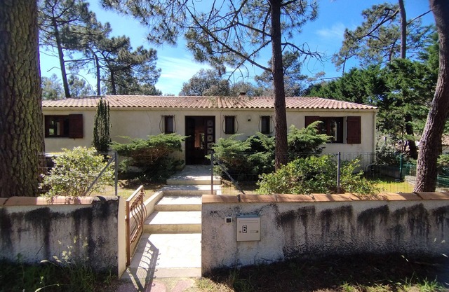 House 11pers, beach, pool and garden in private residence