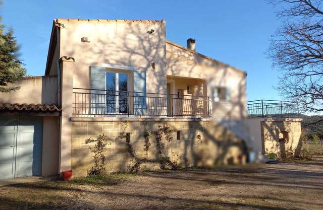 House 2 steps from lourmarin in absolute calm with swimming pool and pool house
