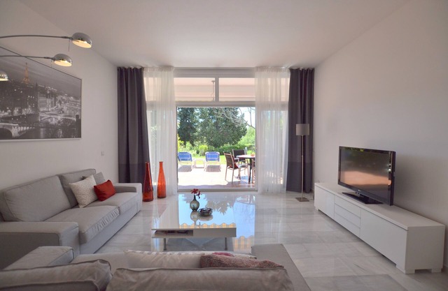 Casa, 3 terrazas, situado en campo de golf, piscina, tenis. Cerca de la playa