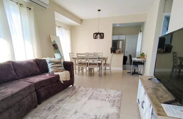 House 30mins from Airport b/w Montego Bay & Negril