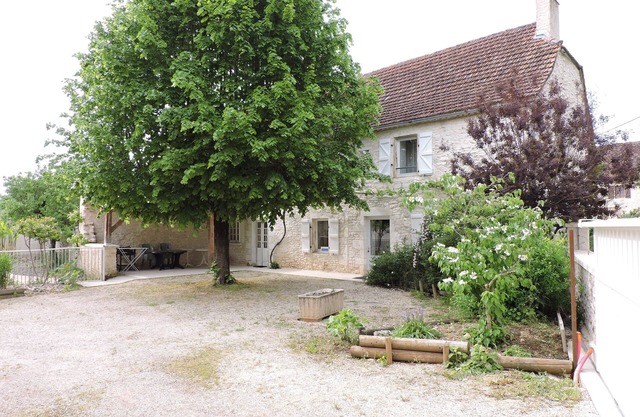 Casa entre Quercy y Périgord con piscina cubierta, tranquila y relajante.