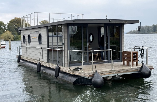 Casa Barco 'Hausboot Marieke Führerscheinfrei' con vistas al lago, terraza privada y Wi-Fi
