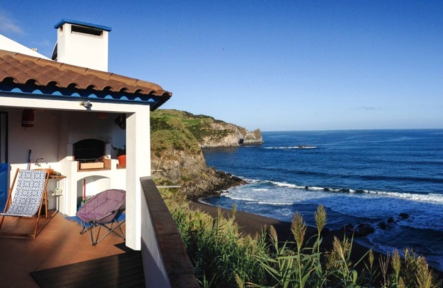 Casa junto al mar con terraza e impresionantes vistas.