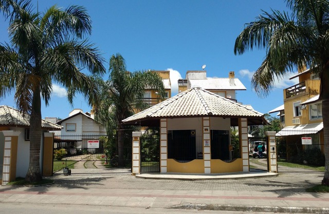Casa de apartamentos 50m de la playa con piscina. Disponible para Pascua!