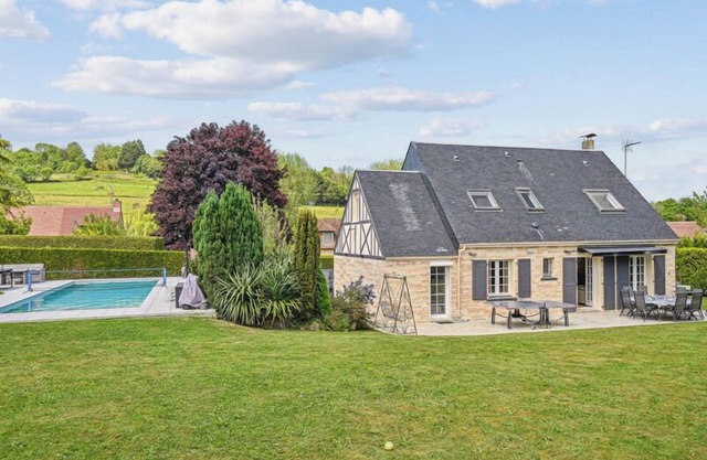 House Deauville – Stylish Villa w/ Pool & BBQ