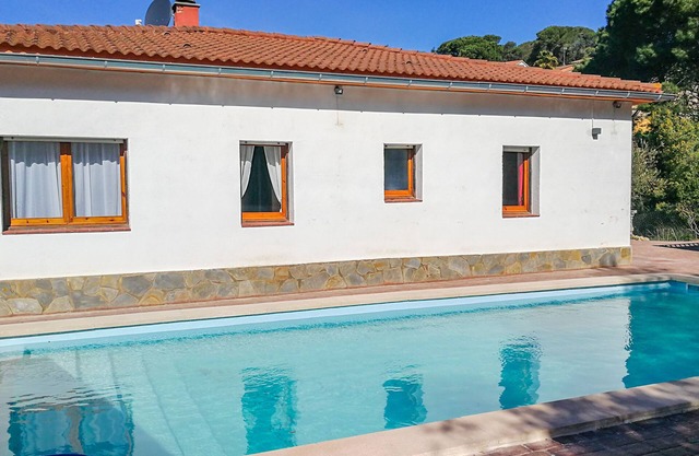 Casa para 6 personas, gran piscina de agua salada, jardín, a 6 km de Lloret, cercada