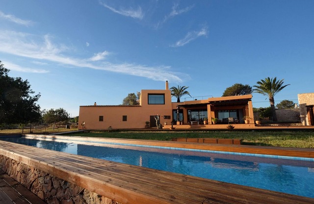 Finca Casa-Villa con piscina, vistas a Ibiza, campos con olivos y bosque privado