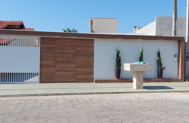 Casa con piscina en Caraguatatuba dentro de comunidad cerrada.