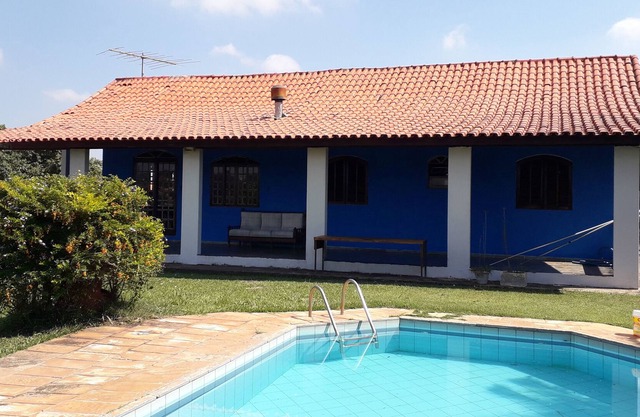 Casa en zona vallada, con piscina, barbacoa, campo y parking.