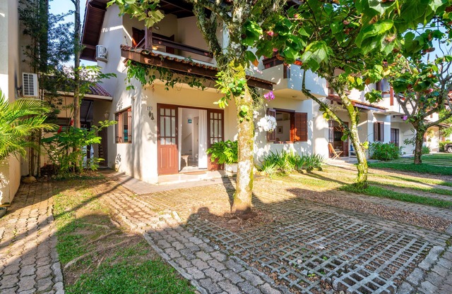 Casa en comunidad cerrada, 04 suites, excelente ubicación.