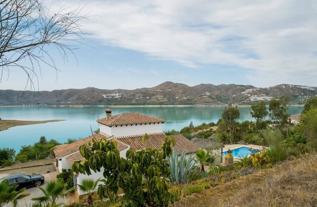 Casa en el Pantano de la Viñuela con unas vistas inmejorables sobre el embalse