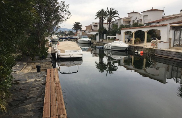 Casa reformada con amarre tranquilo a lo largo de los canales para 6 personas.