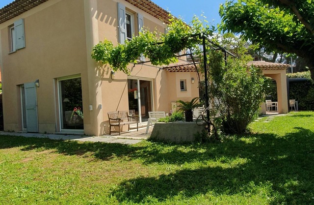 Casa de 120 m2 con piscina y jardín a 10 minutos del centro de Aix en Provence.