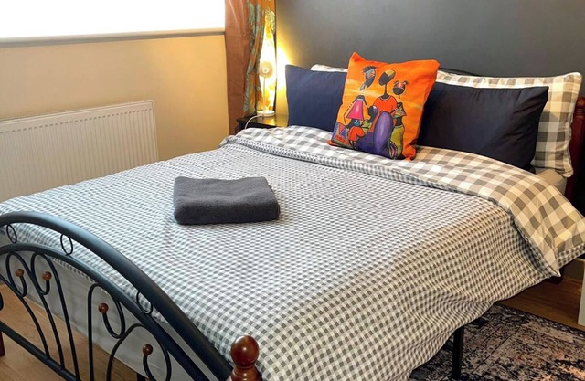Impeccable Spacious 6-Bed House in Romford