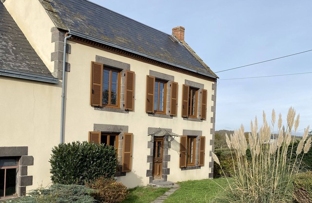 Country house with enclosed grounds. Pets welcome!