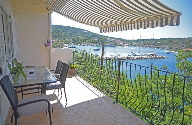 Drvenik Veli retreat:sea views, charming terrace,tranquility and natural beauty.
