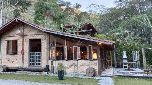 Casa com riacho e jardim particular próximo ao rio