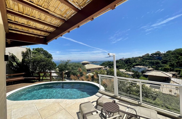 House w/ view barbecue and pool 600m from João Fernandes beach