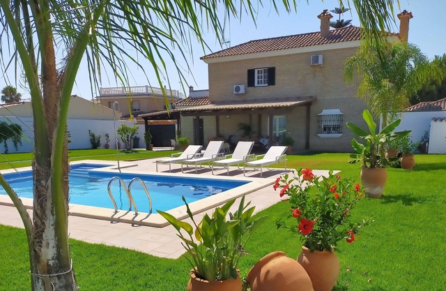 Casa con pista de tenis y piscina junto a la playa