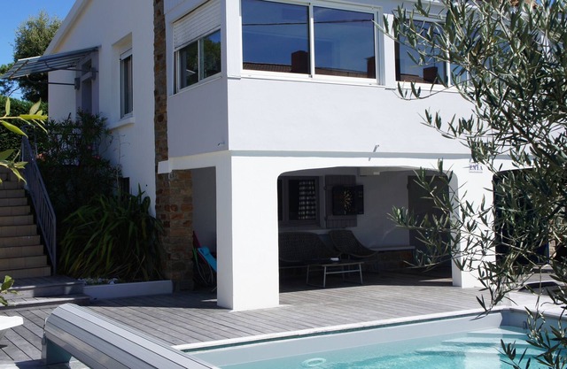 Casa con piscina climatizada, playa y tiendas a pie