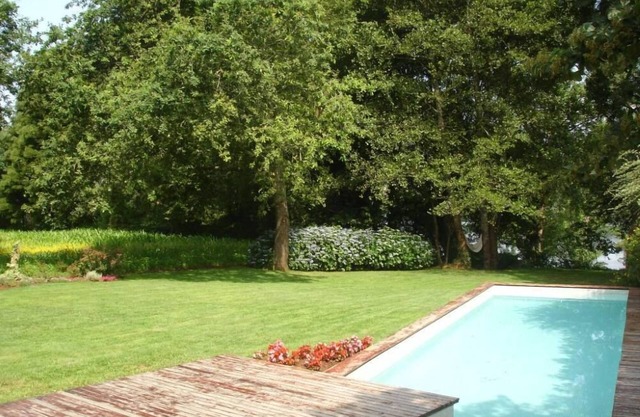 Casa con jardín y piscina a orillas del río Minho