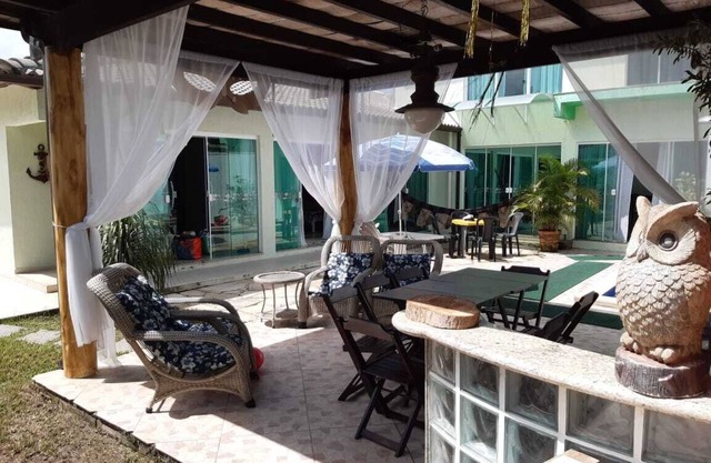 CASA CON 4 DORMITORIOS EN CABO FRIO CON PISCINA
