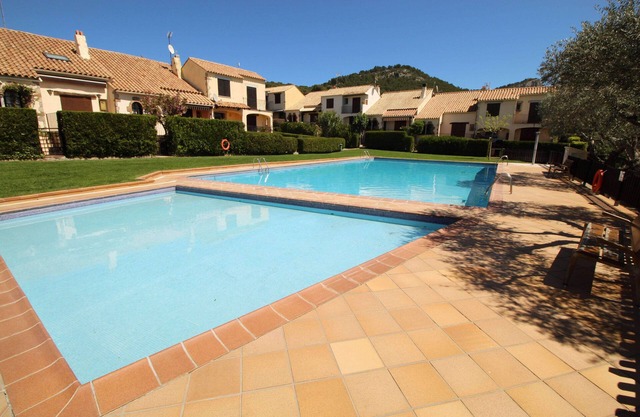 Casa con aire-acondicionado, jardín privado y piscina comunitaria